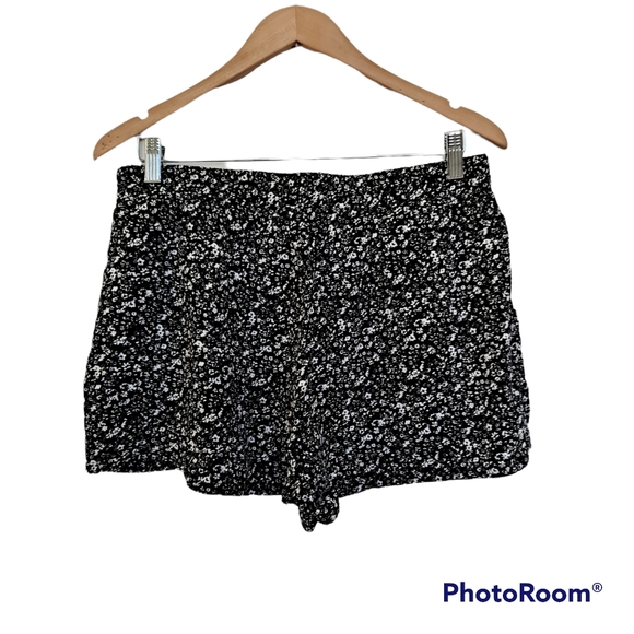 BeBop New Black and White Floral Casual Rayon Waist Tie Pull On Shorts szL - Picture 2 of 7